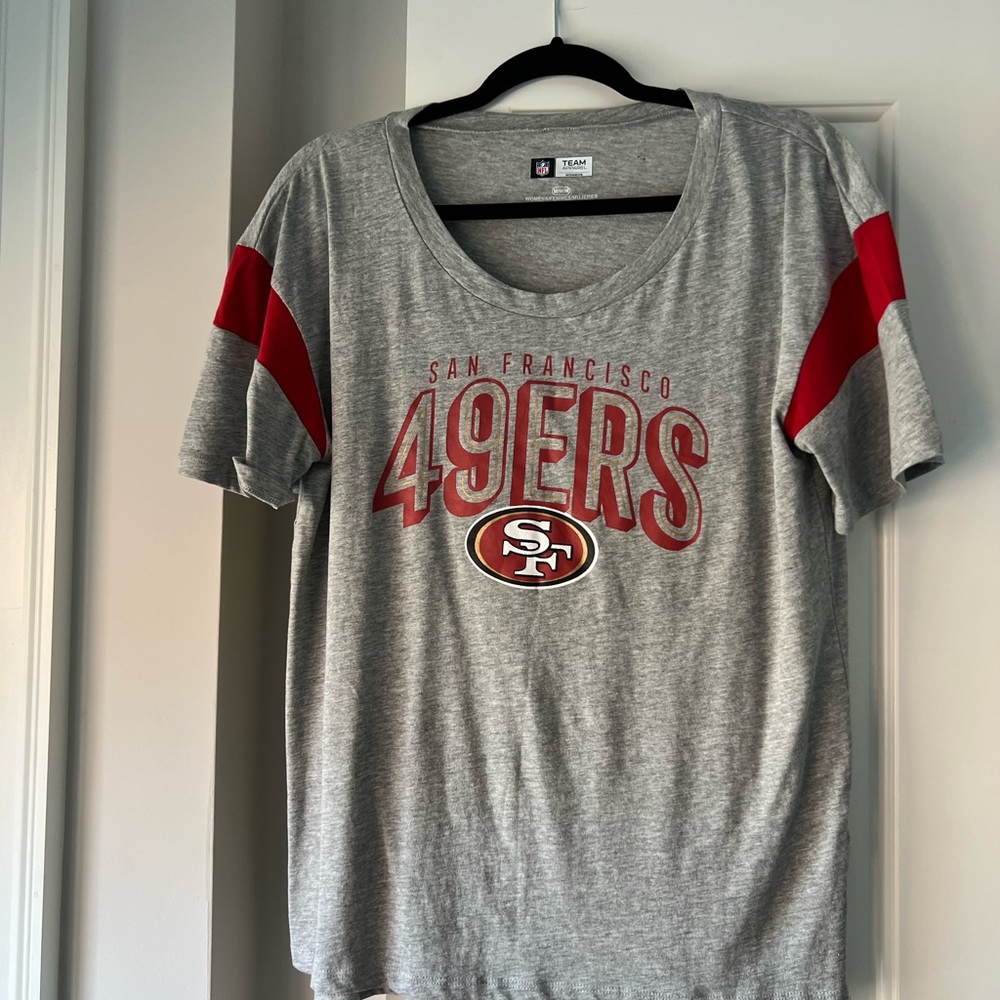 San Francisco 49ers Women’s Tshirt: Medium.